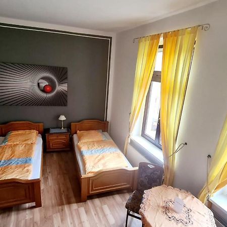 Hotel-Garni "Zum Loewen" Бад-Фраєнвальде Екстер'єр фото